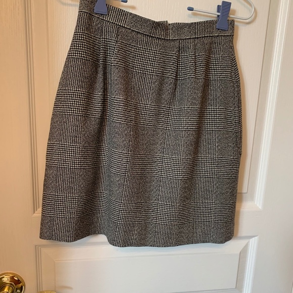 CLASSIC PURE VIRGIN WOOL MINI SKIRT - LINED - Picture 4 of 9